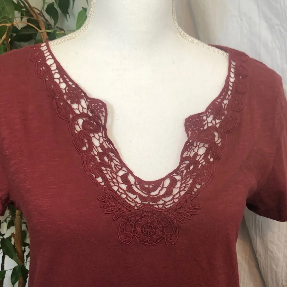 7 FOR ALL MANKIND sz 2 denim shorts w/ fringe & LOFT rust short sleeve lace top